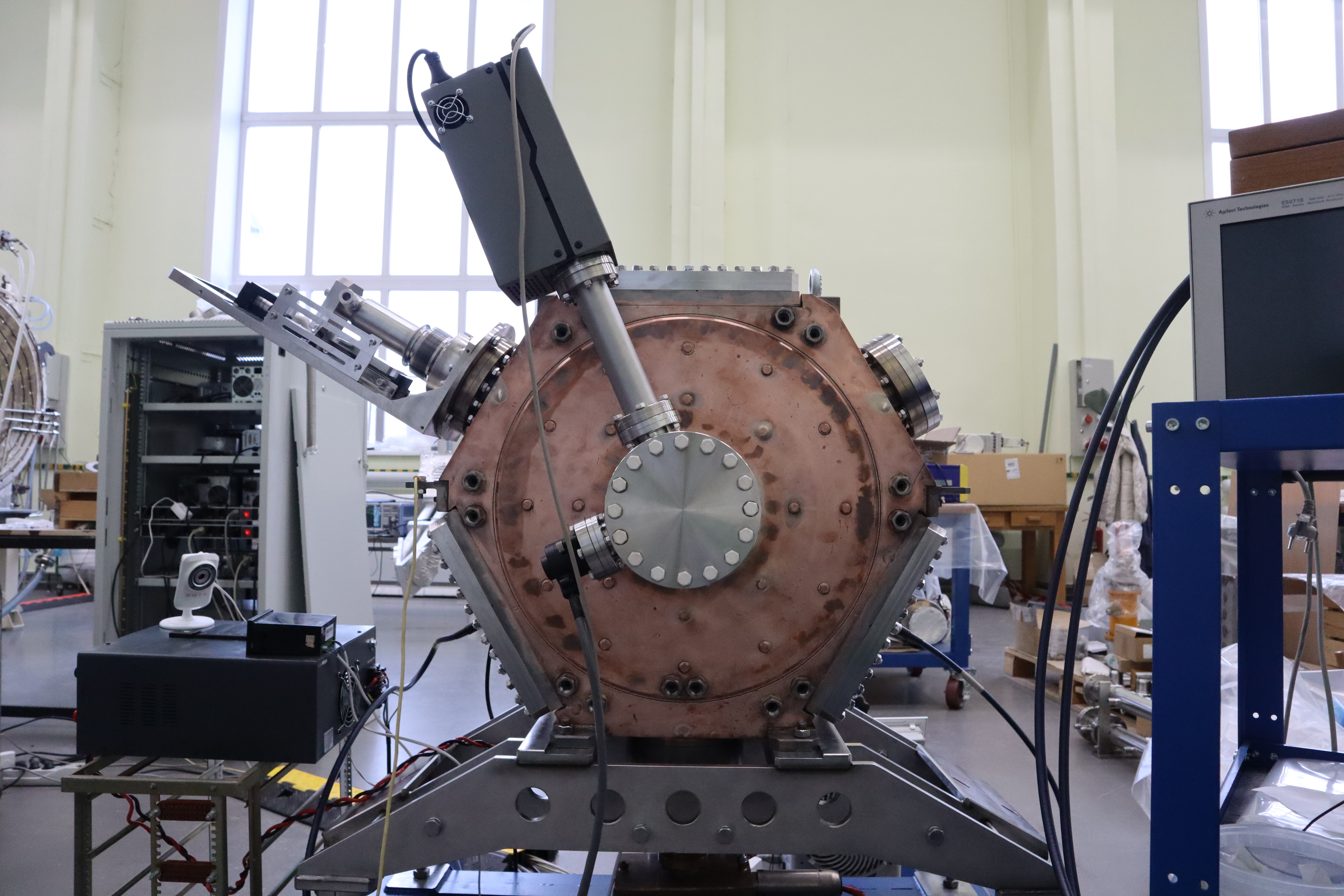 Высокочастотный резонатор отвечающий за ускорение электронов в бустере СКИФ. Фото Т. Морозовой