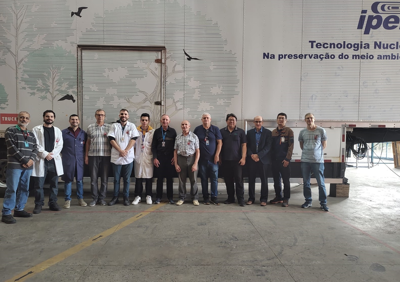 Участники монтажа мобильного промышленного ускорителя в IPEN Бразилия. Фото предоставлено А. И. Корчагиным